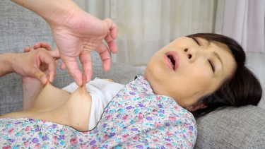 【熟女×乳首】「あぁ～もっと強くツネってッ」と乳頭が性感帯の五十路妻はパンティに大きなシミを作りながら・・・